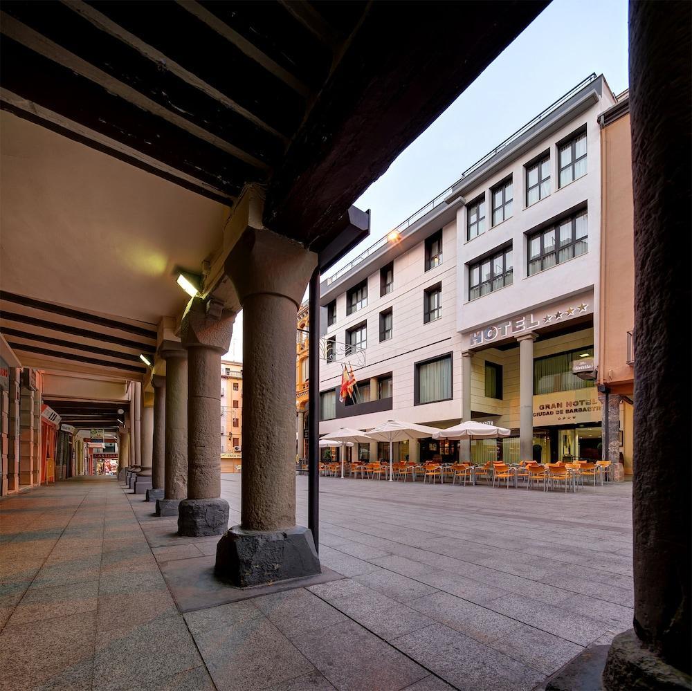 Gran Hotel Ciudad De Barbastro Esterno foto