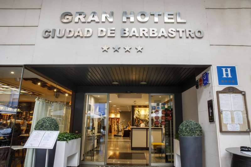 Gran Hotel Ciudad De Barbastro Esterno foto